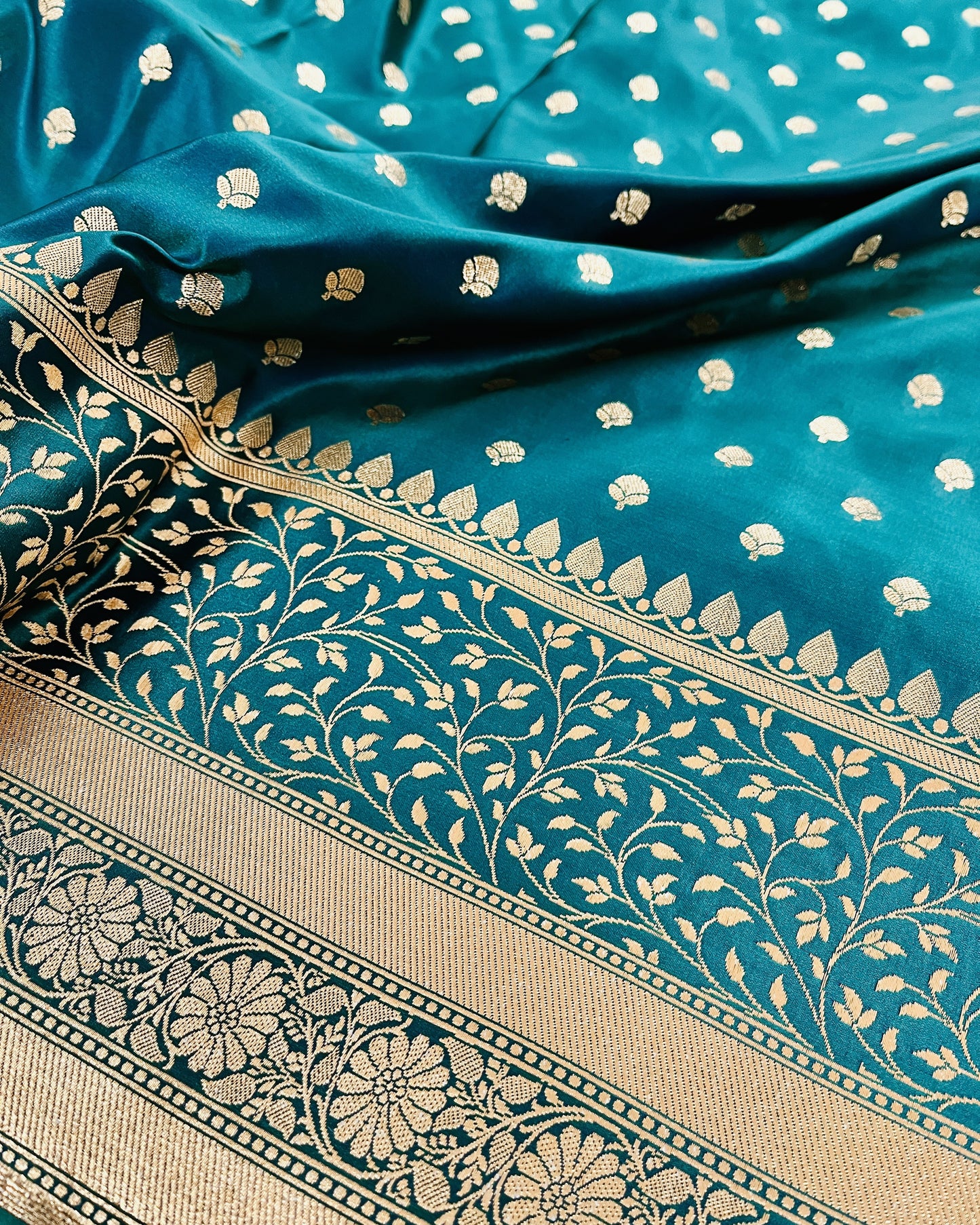 Leaf Green Shade Mashru Silk Saree Showcases Subtle buti Weaving – MS16